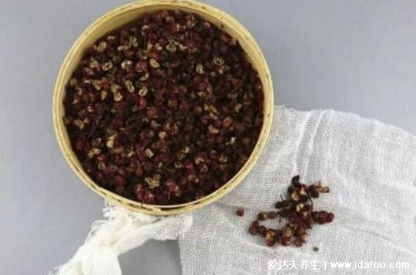 花椒水泡脚的功效与作用,驱寒除湿气还能促进睡眠