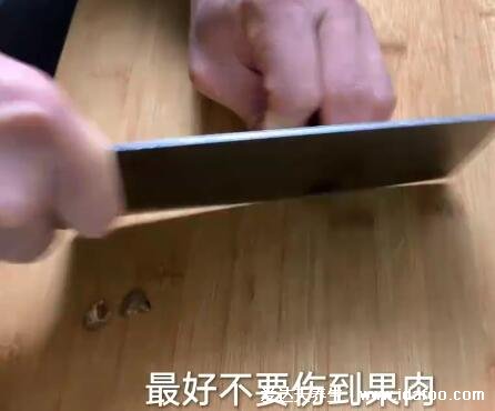 生板栗怎么去皮和壳,板栗切两刀隔水蒸焖很好剥(3个方法有视频)