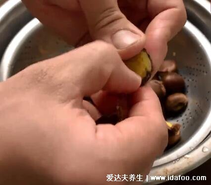 生板栗怎么去皮和壳,板栗切两刀隔水蒸焖很好剥(3个方法有视频)