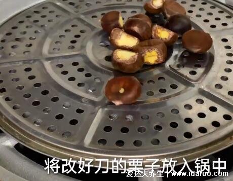 生板栗怎么去皮和壳,板栗切两刀隔水蒸焖很好剥(3个方法有视频)