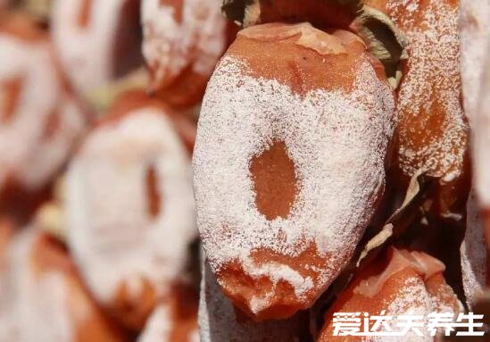 柿饼的制作过程,从原料的挑选到捏型上霜每一步都十分的重要