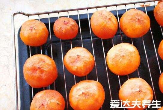 柿饼的制作过程,从原料的挑选到捏型上霜每一步都十分的重要
