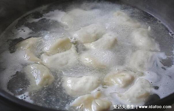 速冻饺子冷水下锅还是热水下锅,温水煮水开加凉水(不破不粘锅)
