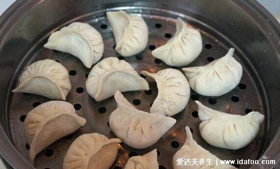 速冻饺子冷水下锅还是热水下锅,温水煮水开加凉水(不破不粘锅)