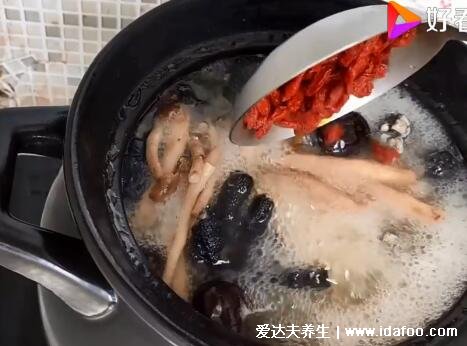 乌鸡汤怎么炖最有营养,试试和中华神菇山药等一起炖(附视频步骤)