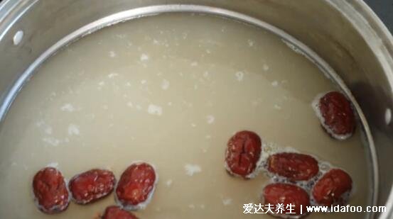 小米粥怎么煮好吃又营养做法,正确4步煮粘稠小米粥(要热水煮)