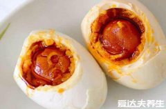 腌鸡蛋出油最好的方法，白酒用的好鸡蛋出