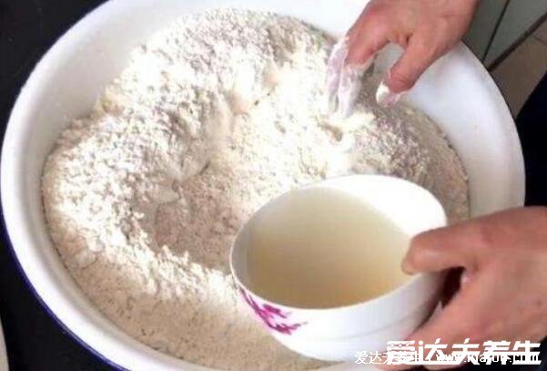 一斤面粉放多少酵母,可以放5克酵母粉(附酵母粉发面的做法)